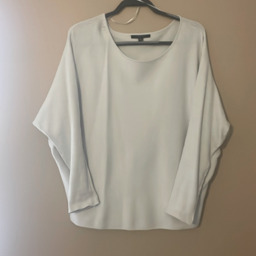 Classy long sleeved light/medium weight sweater